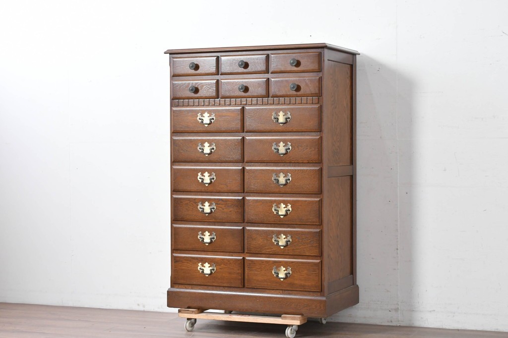 中古　美品　横浜クラシック家具 ダニエル(Daniel)　特注モデル　オーク材　収納力たっぷりのチェスト　(R-087039)