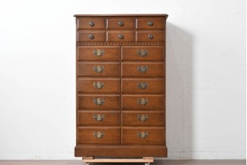 中古　美品　横浜クラシック家具 ダニエル(Daniel)　特注モデル　オーク材　収納力たっぷりのチェスト　(R-087039)