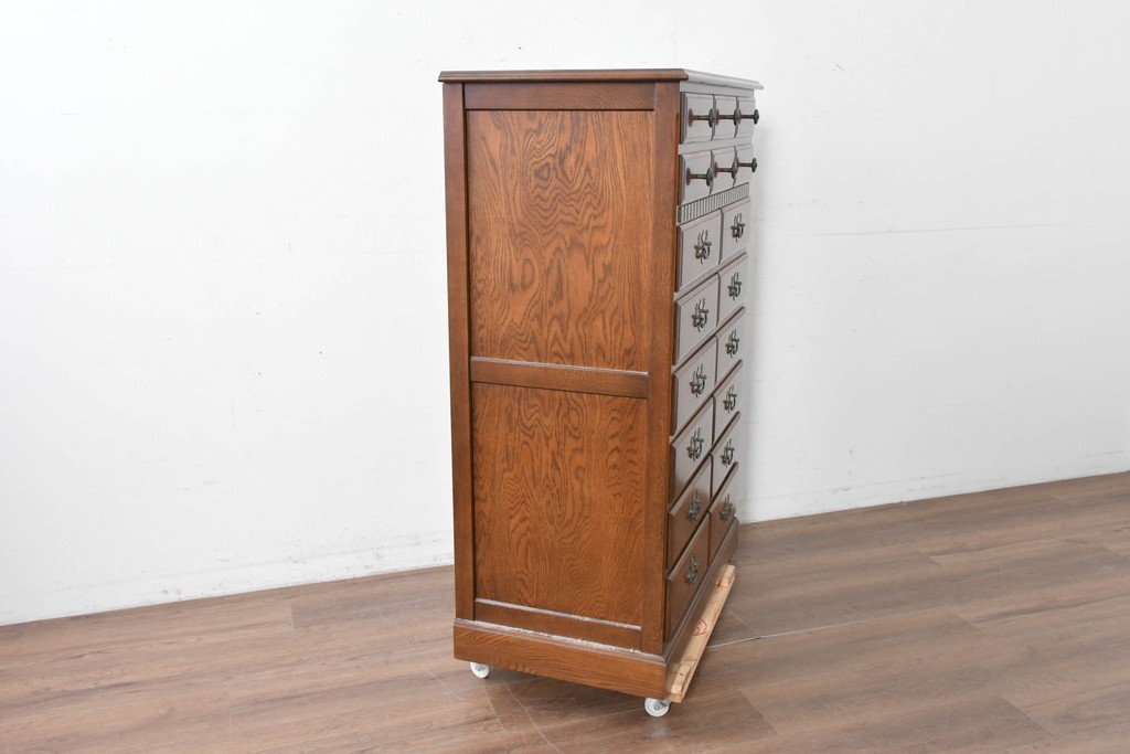 中古　美品　横浜クラシック家具 ダニエル(Daniel)　特注モデル　オーク材　収納力たっぷりのチェスト　(R-087039)