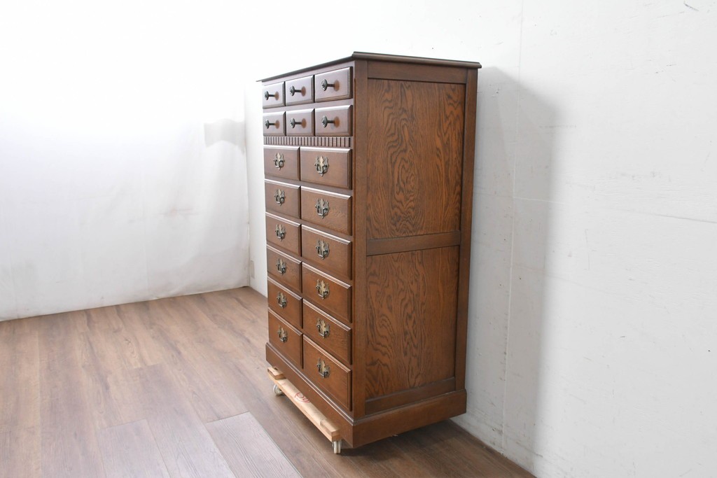中古　美品　横浜クラシック家具 ダニエル(Daniel)　特注モデル　オーク材　収納力たっぷりのチェスト　(R-087039)