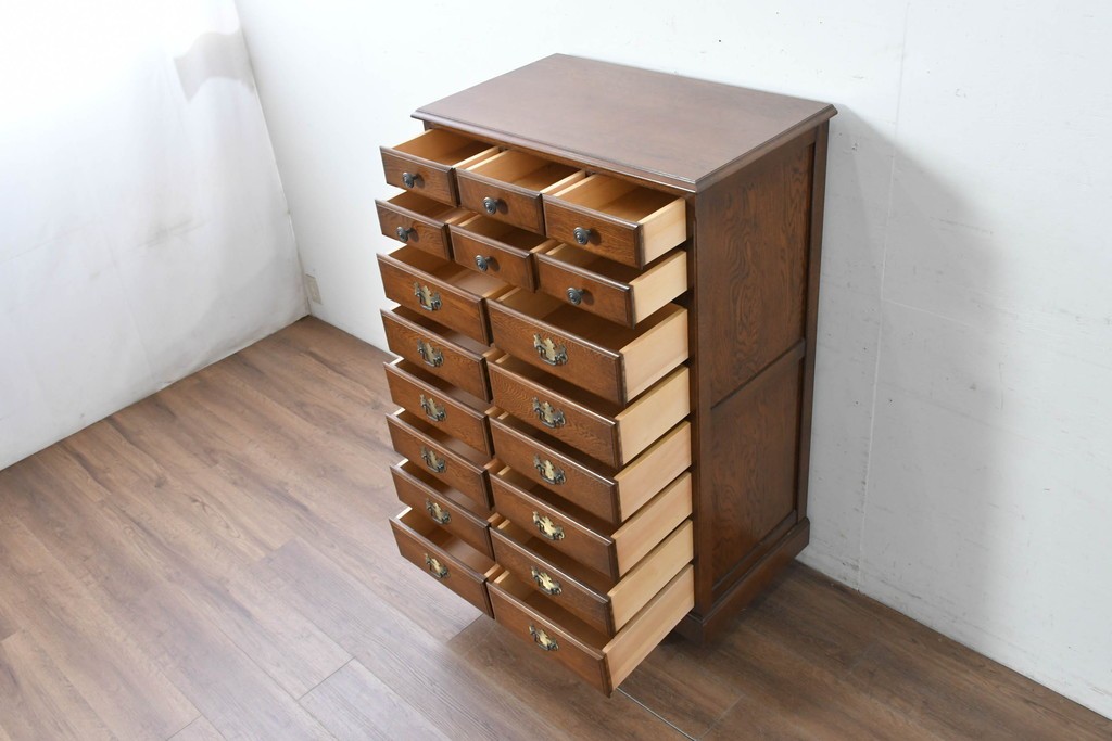中古　美品　横浜クラシック家具 ダニエル(Daniel)　特注モデル　オーク材　収納力たっぷりのチェスト　(R-087039)