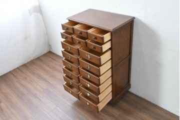 中古　美品　横浜クラシック家具 ダニエル(Daniel)　特注モデル　オーク材　収納力たっぷりのチェスト　(R-087039)