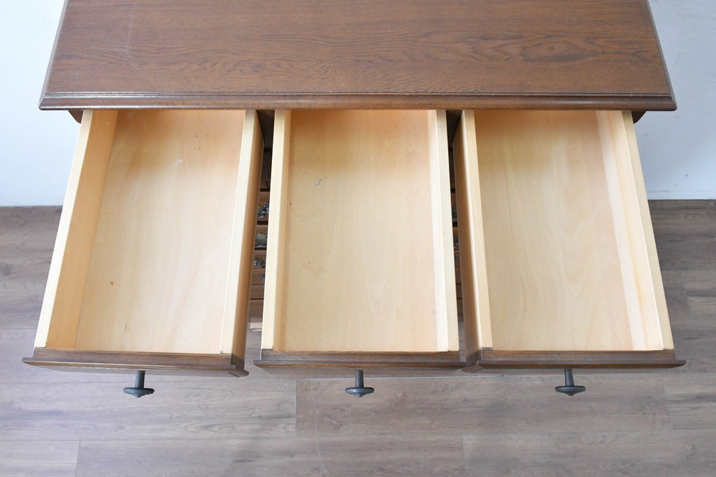 中古　美品　横浜クラシック家具 ダニエル(Daniel)　特注モデル　オーク材　収納力たっぷりのチェスト　(R-087039)