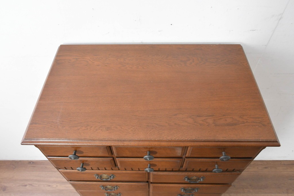 中古　美品　横浜クラシック家具 ダニエル(Daniel)　特注モデル　オーク材　収納力たっぷりのチェスト　(R-087039)