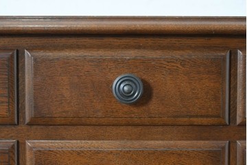中古　美品　横浜クラシック家具 ダニエル(Daniel)　特注モデル　オーク材　収納力たっぷりのチェスト　(R-087039)