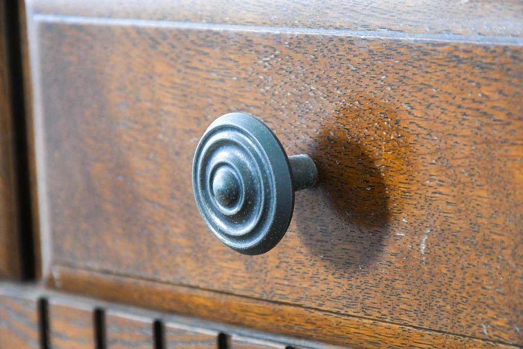 中古　美品　横浜クラシック家具 ダニエル(Daniel)　特注モデル　オーク材　収納力たっぷりのチェスト　(R-087039)