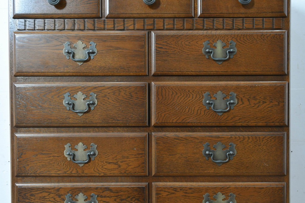 中古　美品　横浜クラシック家具 ダニエル(Daniel)　特注モデル　オーク材　収納力たっぷりのチェスト　(R-087039)