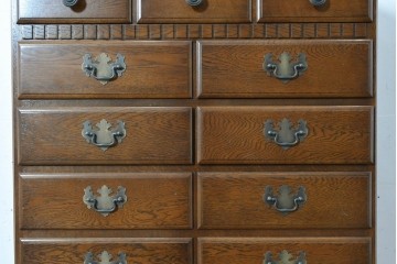 中古　美品　横浜クラシック家具 ダニエル(Daniel)　特注モデル　オーク材　収納力たっぷりのチェスト　(R-087039)