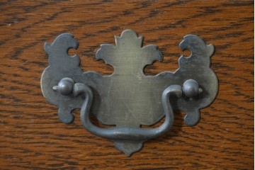 中古　美品　横浜クラシック家具 ダニエル(Daniel)　特注モデル　オーク材　収納力たっぷりのチェスト　(R-087039)