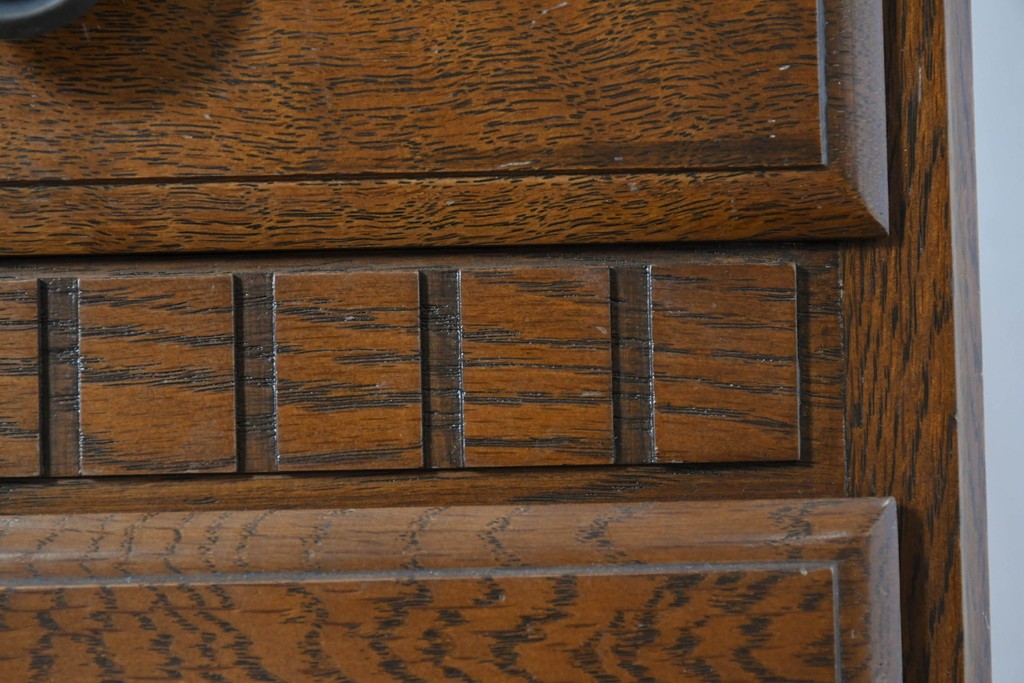中古　美品　横浜クラシック家具 ダニエル(Daniel)　特注モデル　オーク材　収納力たっぷりのチェスト　(R-087039)