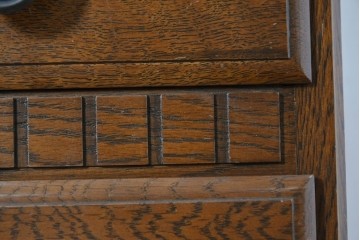 中古　美品　横浜クラシック家具 ダニエル(Daniel)　特注モデル　オーク材　収納力たっぷりのチェスト　(R-087039)