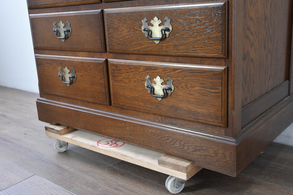 中古　美品　横浜クラシック家具 ダニエル(Daniel)　特注モデル　オーク材　収納力たっぷりのチェスト　(R-087039)