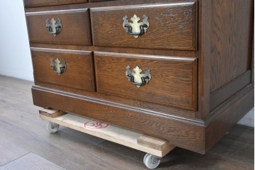 中古　美品　横浜クラシック家具 ダニエル(Daniel)　特注モデル　オーク材　収納力たっぷりのチェスト　(R-087039)