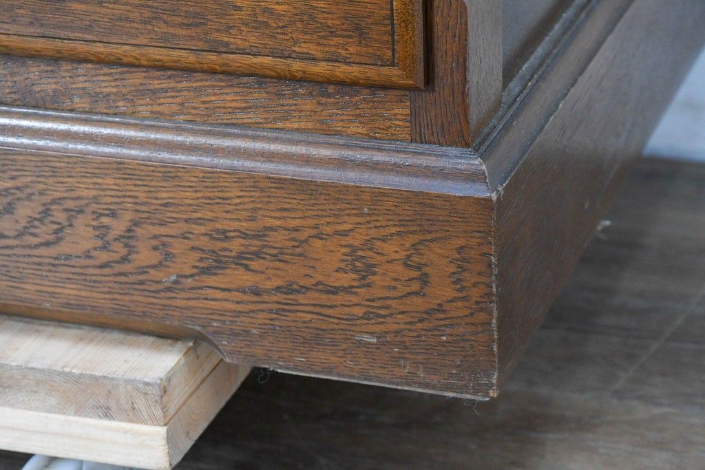 中古　美品　横浜クラシック家具 ダニエル(Daniel)　特注モデル　オーク材　収納力たっぷりのチェスト　(R-087039)