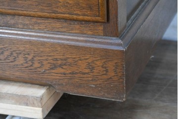 中古　美品　横浜クラシック家具 ダニエル(Daniel)　特注モデル　オーク材　収納力たっぷりのチェスト　(R-087039)