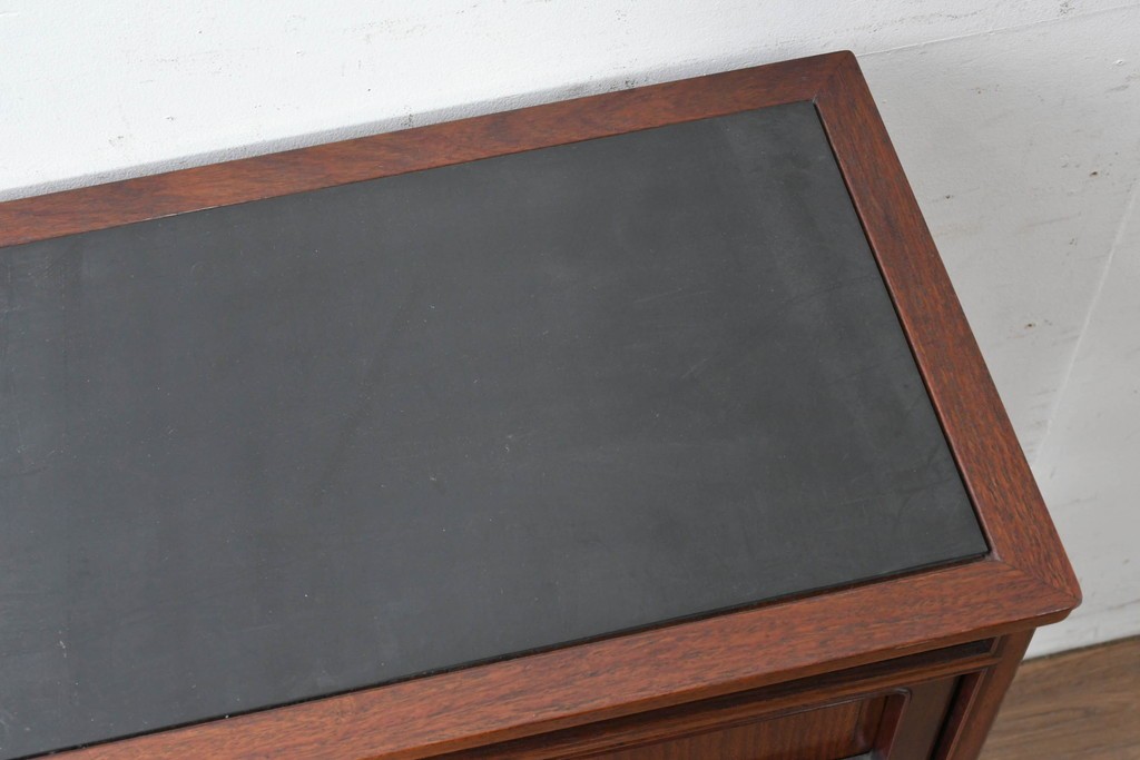 中古　高級品　伊勢丹デパート取り扱い品　指物工芸家具　花梨(カリン)材　職人手作りの小ぶりな茶箪笥　定価約36万円　(R-087040)