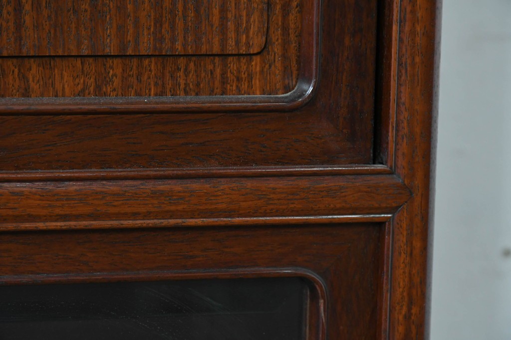 中古　高級品　伊勢丹デパート取り扱い品　指物工芸家具　花梨(カリン)材　職人手作りの小ぶりな茶箪笥　定価約36万円　(R-087040)