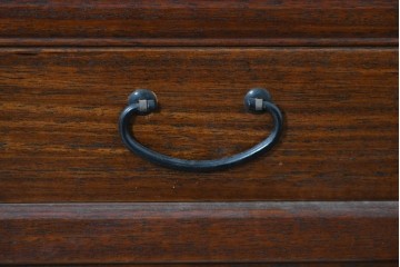 中古　高級品　伊勢丹デパート取り扱い品　指物工芸家具　花梨(カリン)材　職人手作りの小ぶりな茶箪笥　定価約36万円　(R-087040)