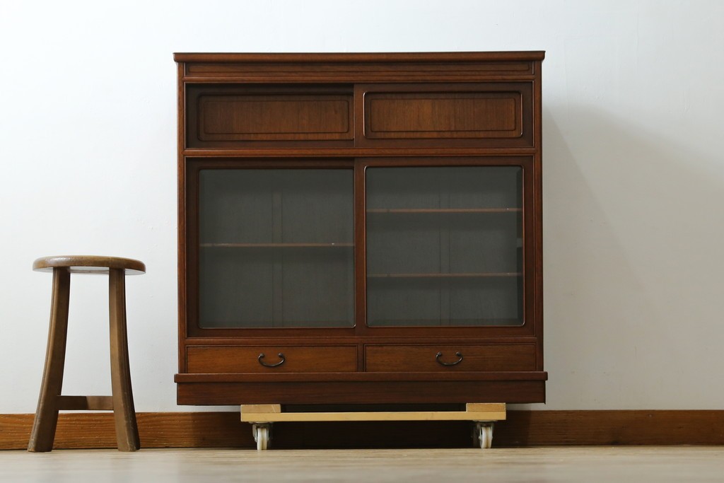 中古　高級品　伊勢丹デパート取り扱い品　指物工芸家具　花梨(カリン)材　職人手作りの小ぶりな茶箪笥　定価約36万円　(R-087040)
