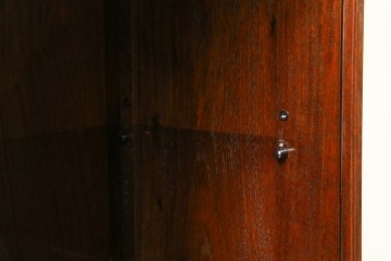 中古　高級品　伊勢丹デパート取り扱い品　指物工芸家具　花梨(カリン)材　職人手作りの小ぶりな茶箪笥　定価約36万円　(R-087040)