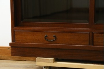 中古　高級品　伊勢丹デパート取り扱い品　指物工芸家具　花梨(カリン)材　職人手作りの小ぶりな茶箪笥　定価約36万円　(R-087040)