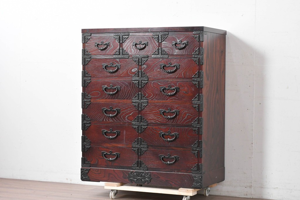 中古　美品　特注モデル　岩谷堂箪笥　重厚感あふれる引き出し13杯の整理箪笥　(R-087041)