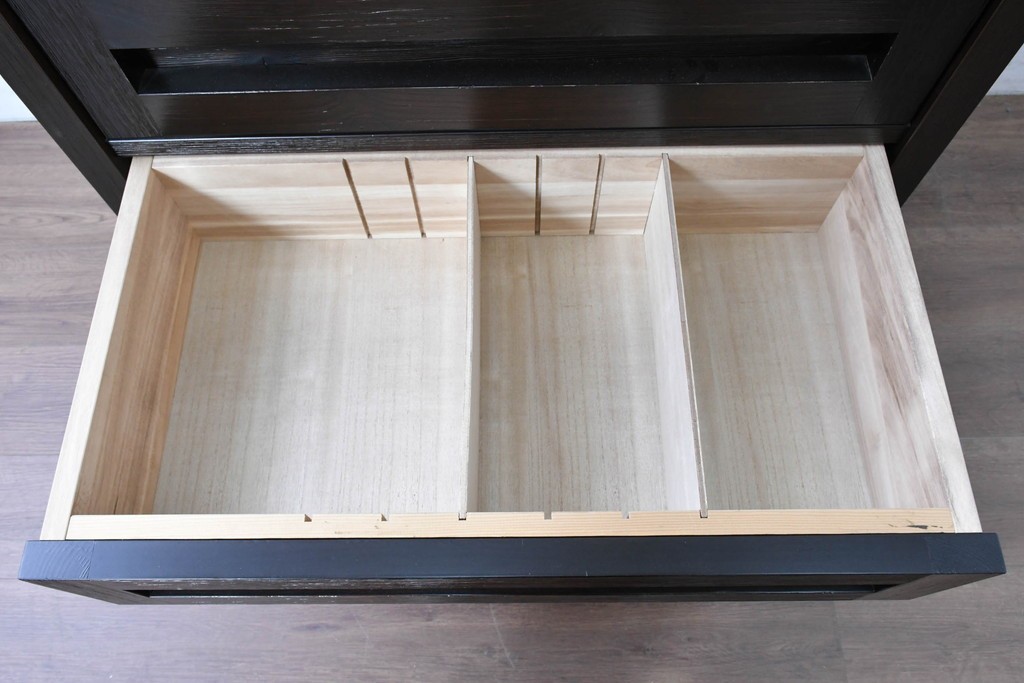 中古　美品　高級品　国産工芸家具　現代和具　NOBUYA MATSUOKA　松岡漆工　浮造り加工の和モダンなチェスト　定価約48万円　(R-087042)