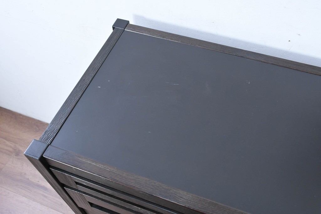 中古　美品　高級品　国産工芸家具　現代和具　NOBUYA MATSUOKA　松岡漆工　浮造り加工の和モダンなチェスト　定価約48万円　(R-087042)