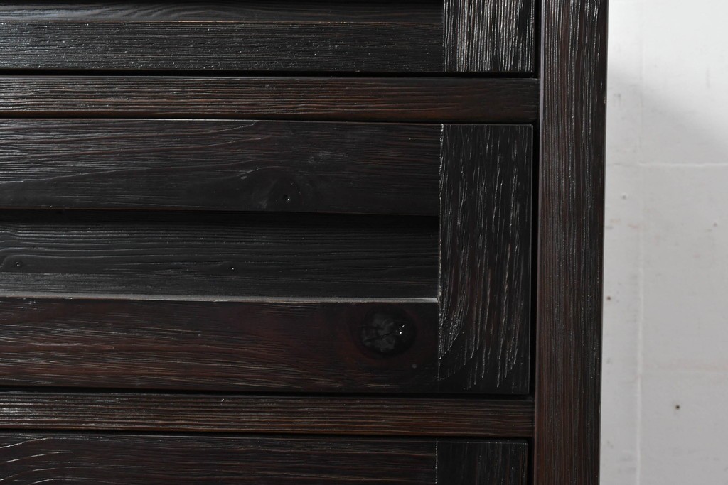 中古　美品　高級品　国産工芸家具　現代和具　NOBUYA MATSUOKA　松岡漆工　浮造り加工の和モダンなチェスト　定価約48万円　(R-087042)