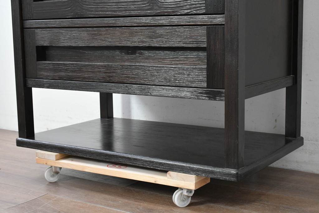 中古　美品　高級品　国産工芸家具　現代和具　NOBUYA MATSUOKA　松岡漆工　浮造り加工の和モダンなチェスト　定価約48万円　(R-087042)