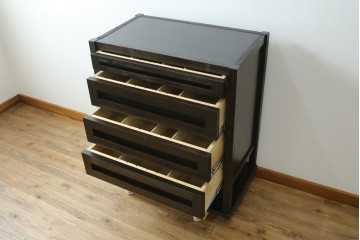 中古　美品　高級品　国産工芸家具　現代和具　NOBUYA MATSUOKA　松岡漆工　浮造り加工の和モダンなチェスト　定価約48万円　(R-087042)