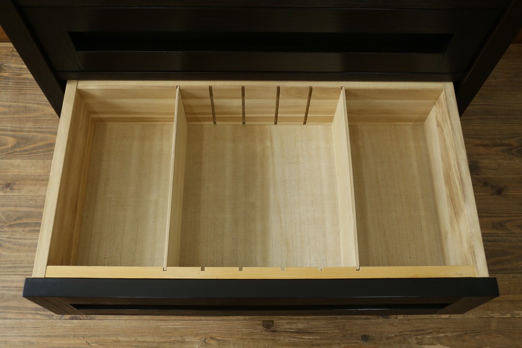 中古　美品　高級品　国産工芸家具　現代和具　NOBUYA MATSUOKA　松岡漆工　浮造り加工の和モダンなチェスト　定価約48万円　(R-087042)