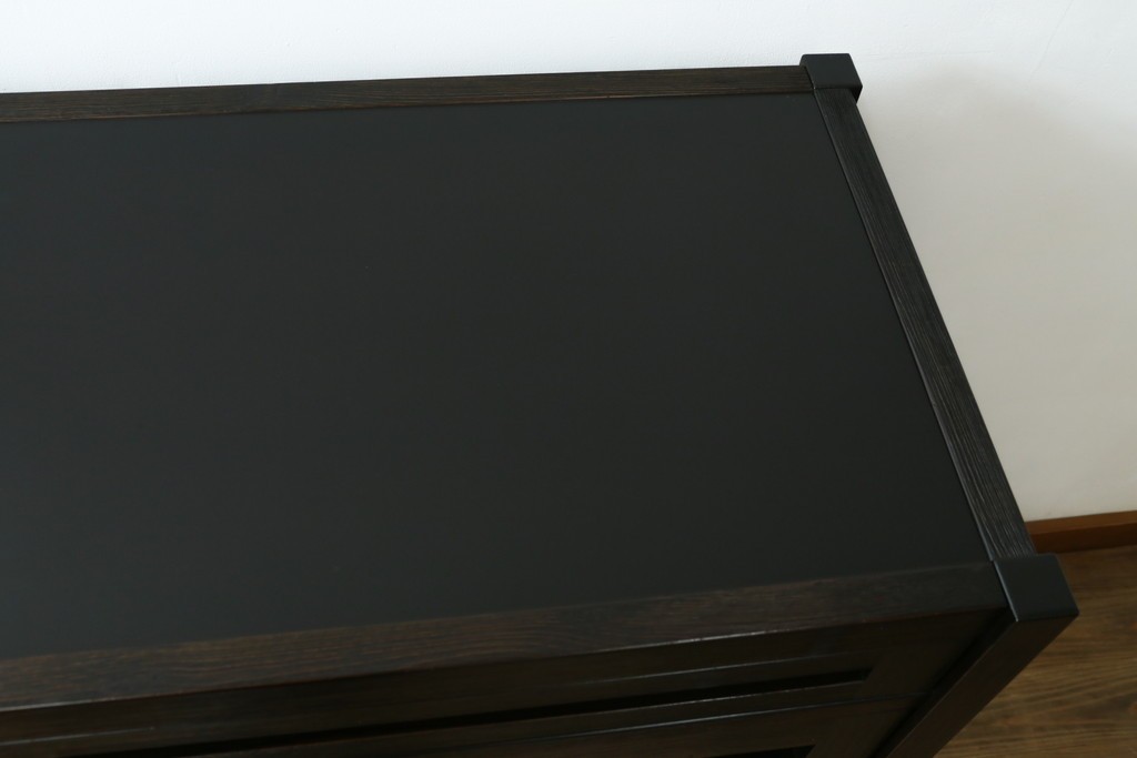 中古　美品　高級品　国産工芸家具　現代和具　NOBUYA MATSUOKA　松岡漆工　浮造り加工の和モダンなチェスト　定価約48万円　(R-087042)