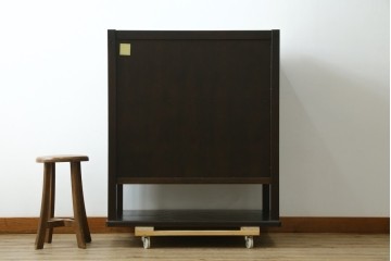 中古　美品　高級品　国産工芸家具　現代和具　NOBUYA MATSUOKA　松岡漆工　浮造り加工の和モダンなチェスト　定価約48万円　(R-087042)