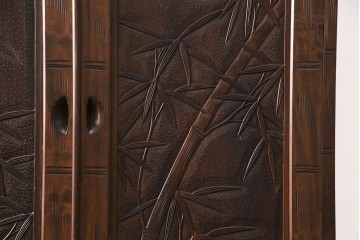 《天板・台輪取り付け加工費込み》中古　伝統工芸　軽井沢彫り　竹彫刻が印象的な着物箪笥　(R-087045)