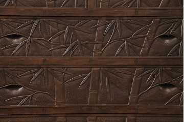 《天板取り付け加工費込み》中古　伝統工芸　軽井沢彫り　竹林の彫刻が味わい深いチェスト　(R-087046)