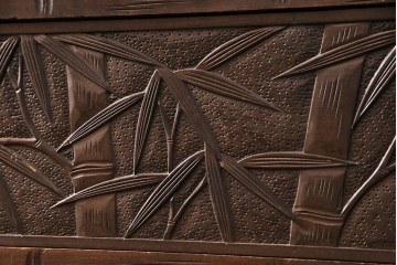 《天板取り付け加工費込み》中古　伝統工芸　軽井沢彫り　竹林の彫刻が味わい深いチェスト　(R-087046)