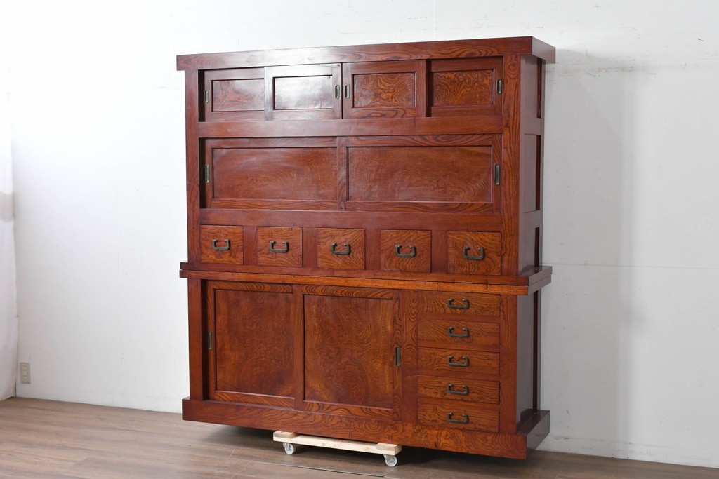 和製ヴィンテージ　最高級!!　国産職人手作り工芸家具　総欅(ケヤキ)材　前板玉杢が美しい総漆塗りの二段重ね水屋箪笥　製作費推定350万円以上　(R-087047)