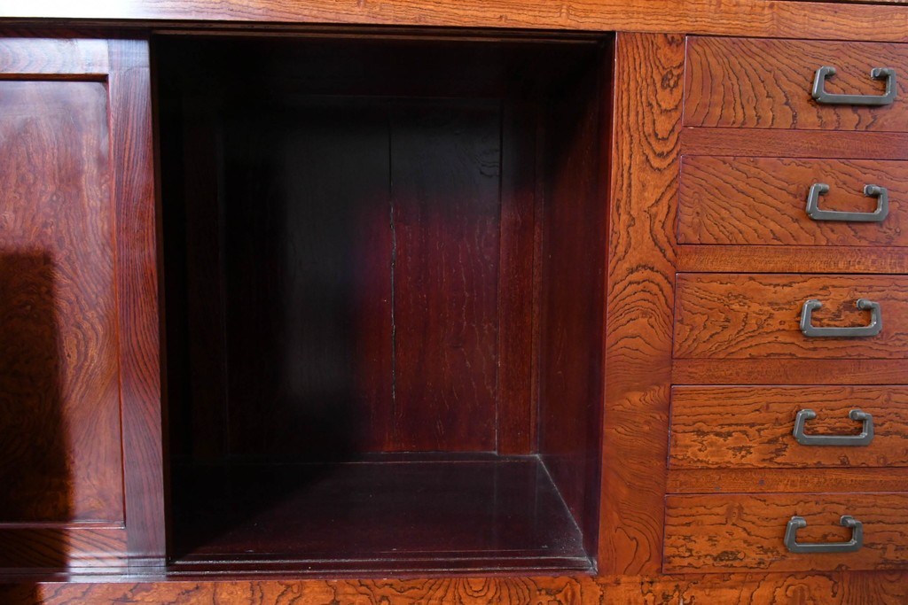 和製ヴィンテージ　最高級!!　国産職人手作り工芸家具　総欅(ケヤキ)材　前板玉杢が美しい総漆塗りの二段重ね水屋箪笥　製作費推定350万円以上　(R-087047)