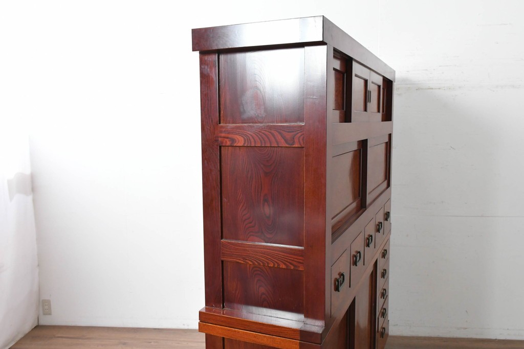 和製ヴィンテージ　最高級!!　国産職人手作り工芸家具　総欅(ケヤキ)材　前板玉杢が美しい総漆塗りの二段重ね水屋箪笥　製作費推定350万円以上　(R-087047)