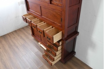 和製ヴィンテージ　最高級!!　国産職人手作り工芸家具　総欅(ケヤキ)材　前板玉杢が美しい総漆塗りの二段重ね水屋箪笥　製作費推定350万円以上　(R-087047)