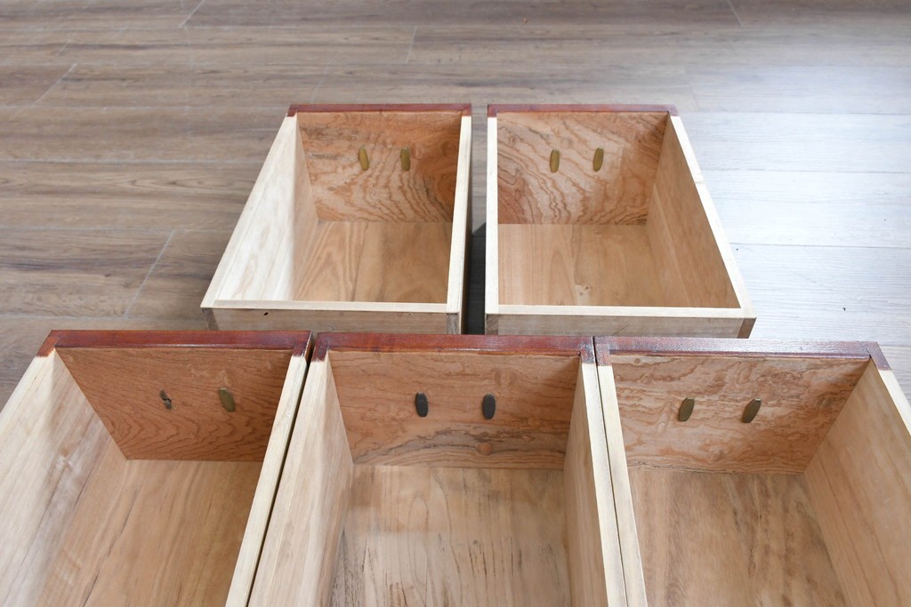 和製ヴィンテージ　最高級!!　国産職人手作り工芸家具　総欅(ケヤキ)材　前板玉杢が美しい総漆塗りの二段重ね水屋箪笥　製作費推定350万円以上　(R-087047)