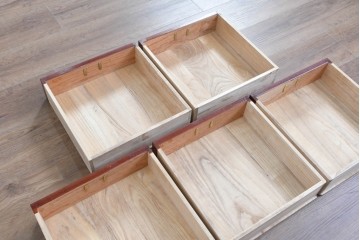 和製ヴィンテージ　最高級!!　国産職人手作り工芸家具　総欅(ケヤキ)材　前板玉杢が美しい総漆塗りの二段重ね水屋箪笥　製作費推定350万円以上　(R-087047)