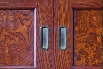 和製ヴィンテージ　最高級!!　国産職人手作り工芸家具　総欅(ケヤキ)材　前板玉杢が美しい総漆塗りの二段重ね水屋箪笥　製作費推定350万円以上　(R-087047)