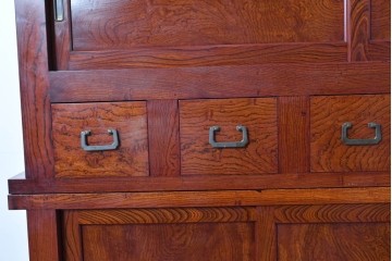 和製ヴィンテージ　最高級!!　国産職人手作り工芸家具　総欅(ケヤキ)材　前板玉杢が美しい総漆塗りの二段重ね水屋箪笥　製作費推定350万円以上　(R-087047)