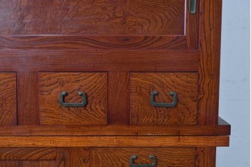 和製ヴィンテージ　最高級!!　国産職人手作り工芸家具　総欅(ケヤキ)材　前板玉杢が美しい総漆塗りの二段重ね水屋箪笥　製作費推定350万円以上　(R-087047)