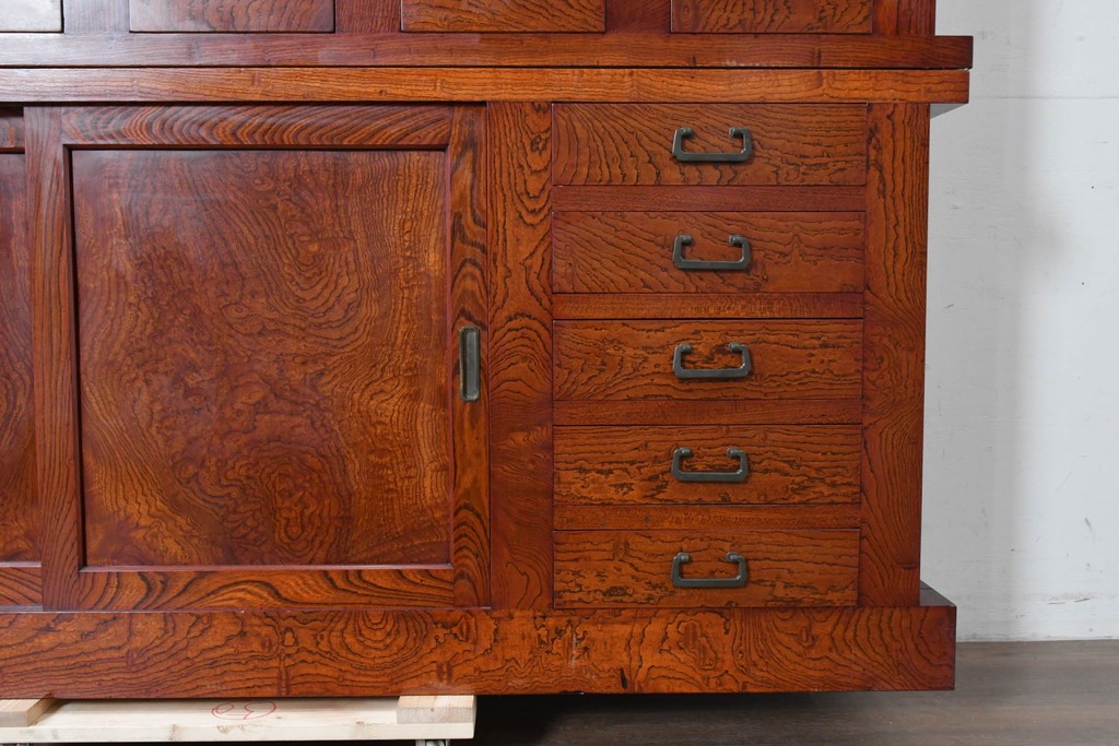 和製ヴィンテージ　最高級!!　国産職人手作り工芸家具　総欅(ケヤキ)材　前板玉杢が美しい総漆塗りの二段重ね水屋箪笥　製作費推定350万円以上　(R-087047)