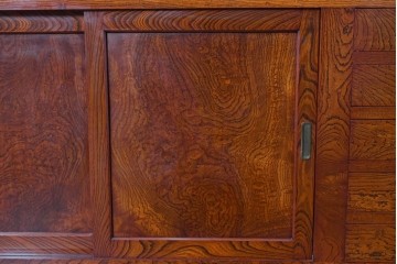 和製ヴィンテージ　最高級!!　国産職人手作り工芸家具　総欅(ケヤキ)材　前板玉杢が美しい総漆塗りの二段重ね水屋箪笥　製作費推定350万円以上　(R-087047)