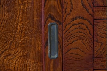 和製ヴィンテージ　最高級!!　国産職人手作り工芸家具　総欅(ケヤキ)材　前板玉杢が美しい総漆塗りの二段重ね水屋箪笥　製作費推定350万円以上　(R-087047)