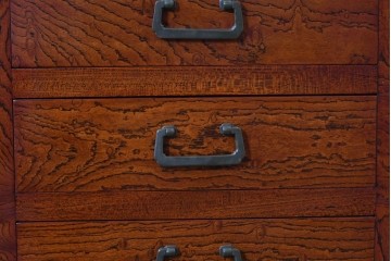 和製ヴィンテージ　最高級!!　国産職人手作り工芸家具　総欅(ケヤキ)材　前板玉杢が美しい総漆塗りの二段重ね水屋箪笥　製作費推定350万円以上　(R-087047)